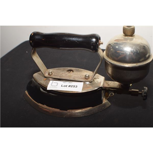 COLEMAN ANTIQUE 4-A GAS IRON VERY CLEAN