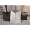 Image 2 : Aluminum spade and vintage shovels