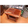 Image 1 : Nice Wood Grain End Table - glossy