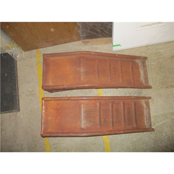 Pair of metal vehicle ramps