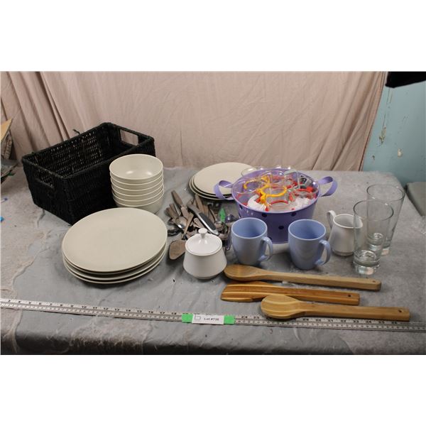 Lot of Kitchenware, Cutlery and Misc