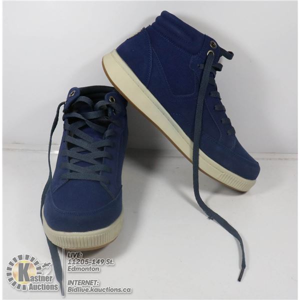 PAIR OF SHOES SIZE 7.