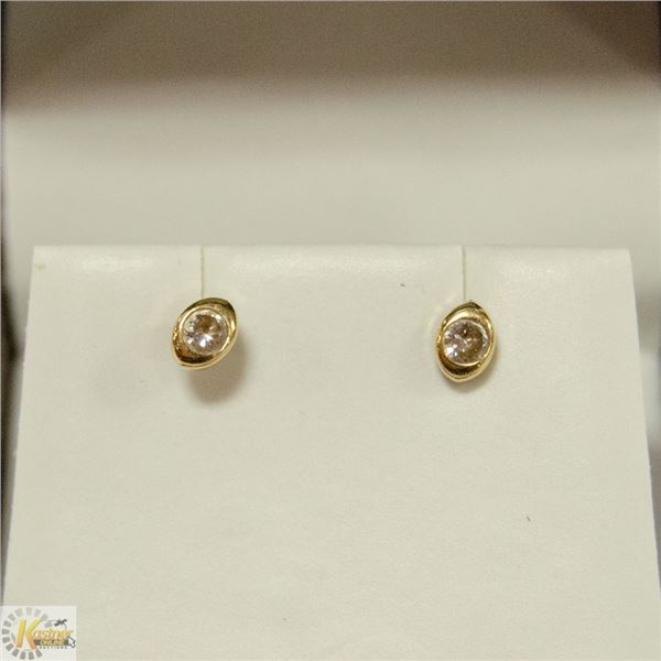 PAIR OF 14 KT GOLD EARRINGS WITH CLEAR GEMSTONE