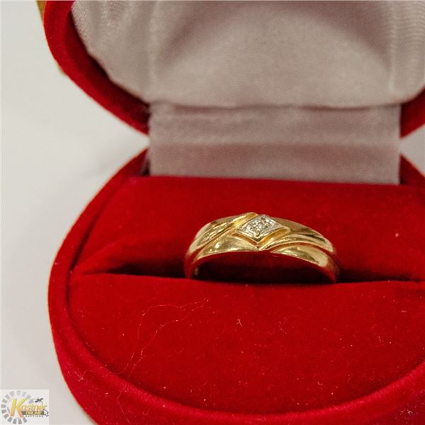 10 KT GOLD RING WITH DIAMOND - SIZE 7