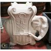Image 1 : WHITE ELEPHANT PLANT STAND