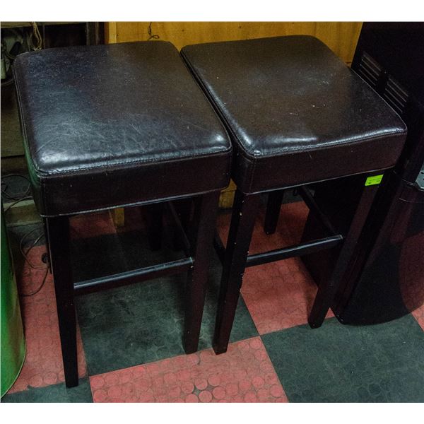 PAIR OF WOOD BAR STOOLS