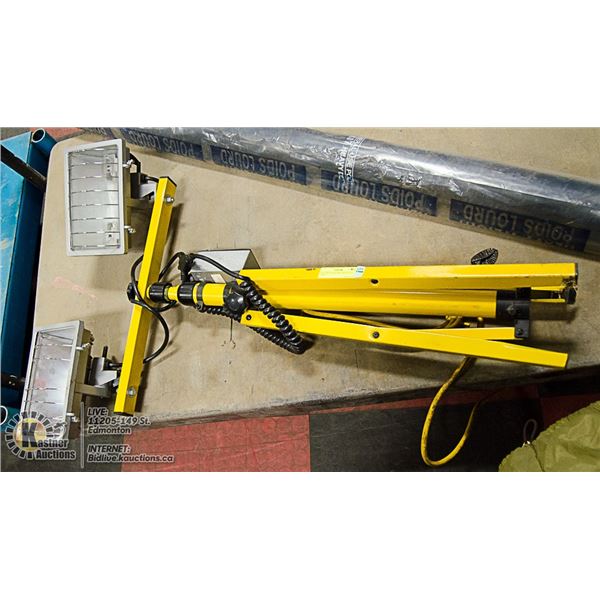 YELLOW TRIPOD HALOGEN DUAL LAMP