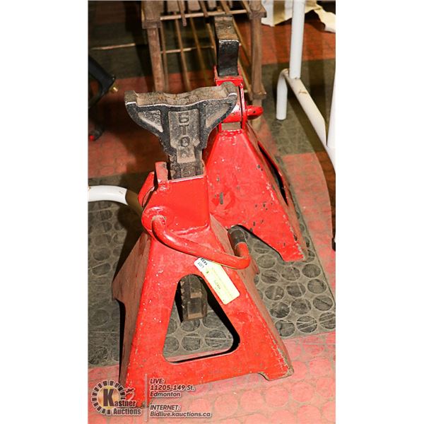 PAIR OF VEHICLE AXLE STANDS