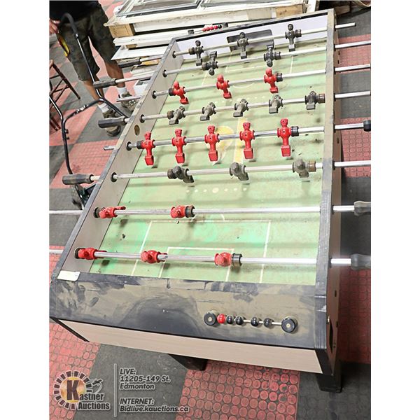 FOOSEBALL TABLE WITH FIVE BALLS
