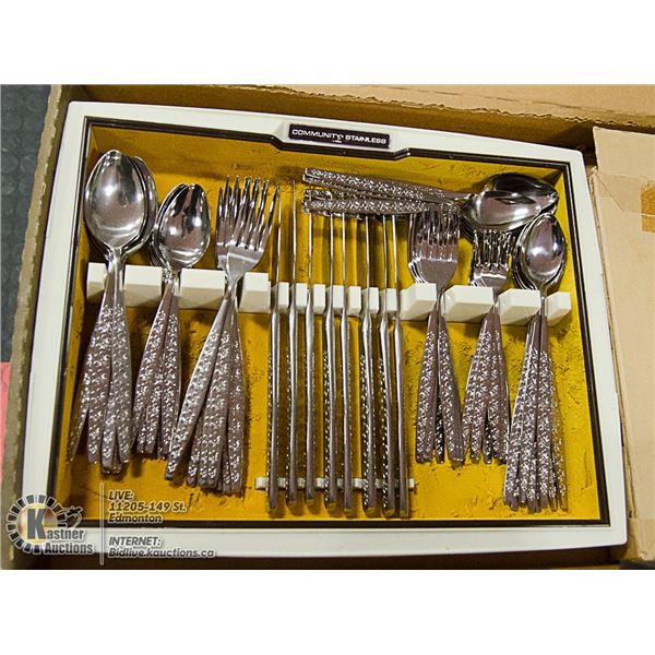 VINTAGE COMPLETE ONEIDA CUTLERY SET