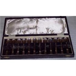 CASED SET OF 12 SHEFFIELD SILVER TEASPOONS