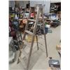 Image 1 : (DS) Wooden Step Ladder