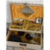Image 2 : JEWELRY BOX AND CONTENTS