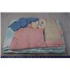 Image 3 : Lot of baby Items: Blanket, Knitted clothes, Baby Books