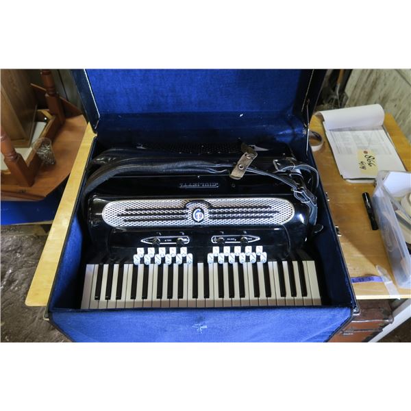 Giuletti Accordian S/N 10212 Electronic, Black Continental Super Free Bassetti, comes with case