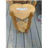 Image 3 : 1042 WOODEN 2 HEART SHAPED SHELVES FLOWER STAND