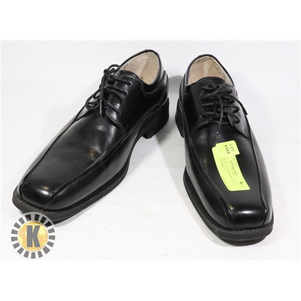 PAIR OF BLACK LEATHER SHOES- FLORSHEIM SIZE 8
