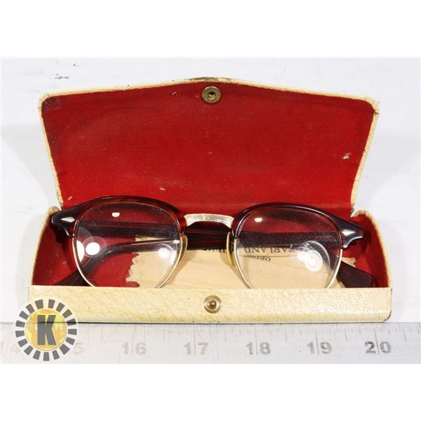 VINTAGE EYEGLASSES IN CASE