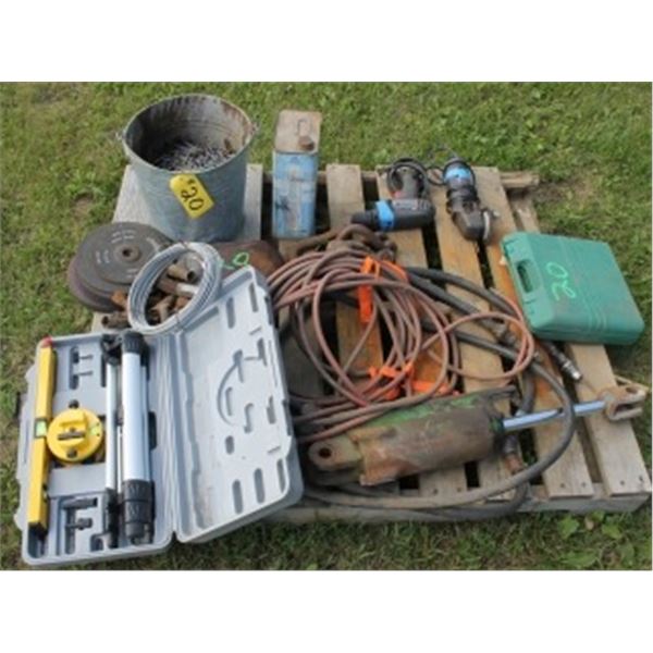 JOHN DEERE HYD RAM, AIR STAPLER, DRILL & GRINDER, KNEE PADS, PAIL OF FENCE STAPLES & TRANSIT LEVEL