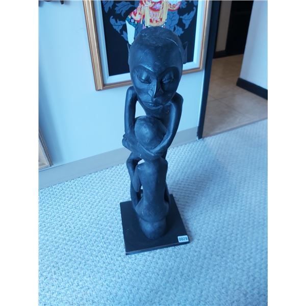 Statue of 2 People Embracing Eachother