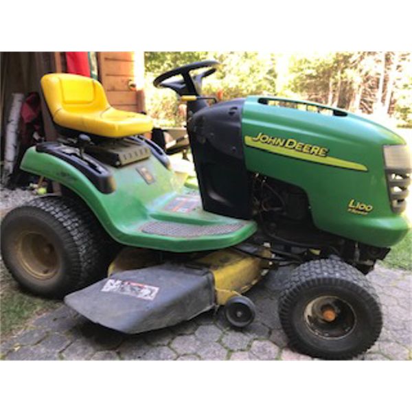 JOHN DEERE L100 LAWN TRACTOR - GOOD WORKING CONDITION