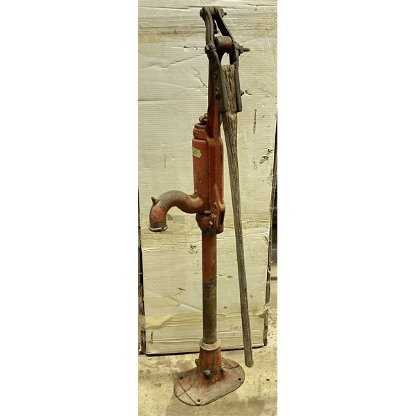 ANTIQUE HAND CRANK WATER PUMP