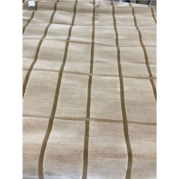 Luxur Area Rug (6ft 7in x 9ft 6in)