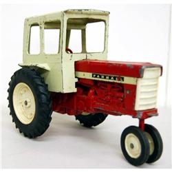 Farmall 560 w/cab and plastic rims org.
