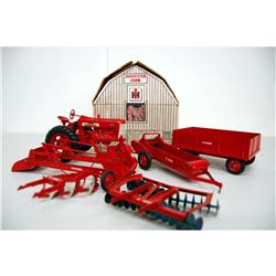 Rare Farmall 450 7 pc. play set w/barn