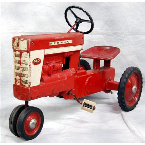 Original Eska Farmall 560 pedal tractor