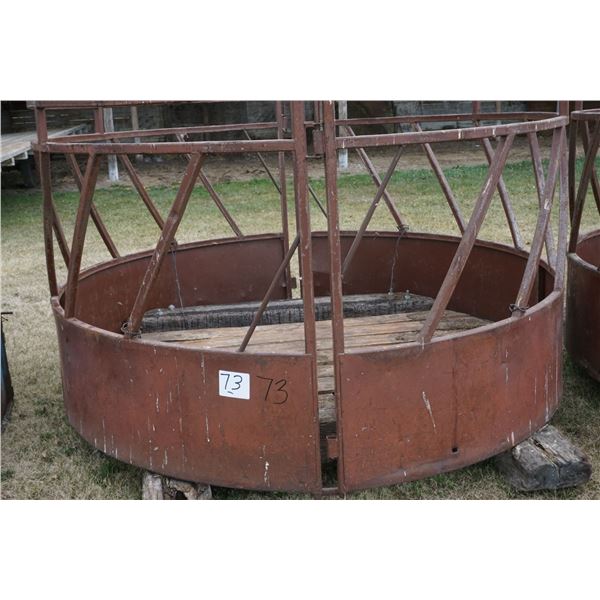 Round Bale Feeder with floor on skids