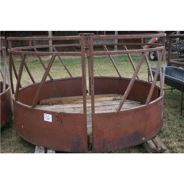 Round Bale Feeder with floor on skids