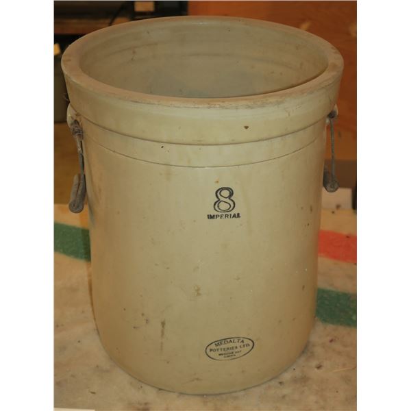 8 Gal. Medalta Crock, Cracked