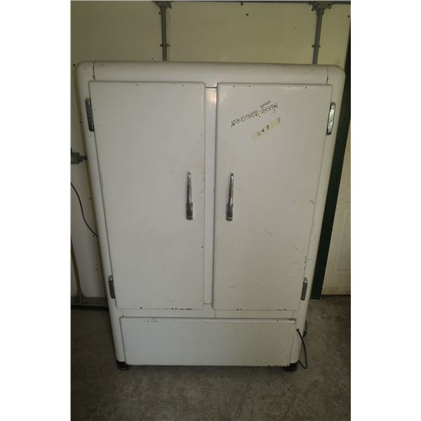 69"×46"×31" Vintage Industrial Style Freezer, working