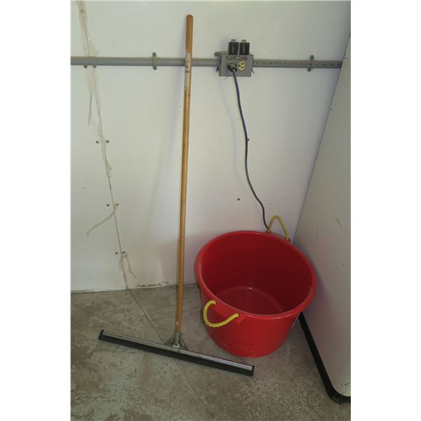 21" Plastic Tub + Floor Squeegee