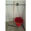 Image 1 : 21" Plastic Tub + Floor Squeegee