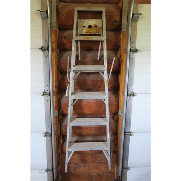 6' Ladder Aluminum (wobbly)