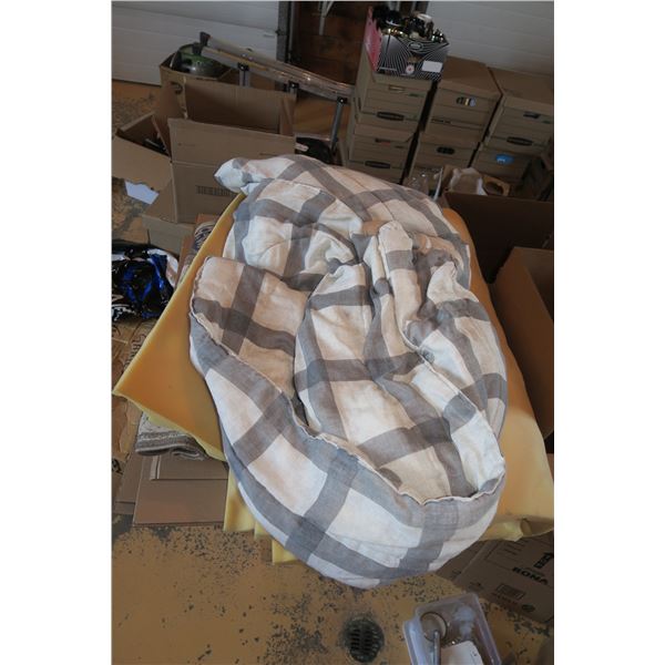 Lot misc. Bedding (Foam Topper, Blanket, Etc.)