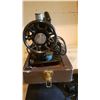 Image 4 : Vintage Sewing Machine