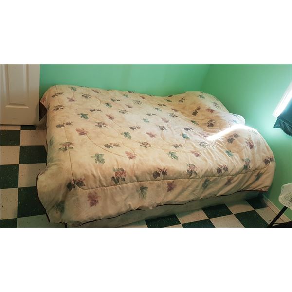 Queen Bed & Bedding (No Frame)