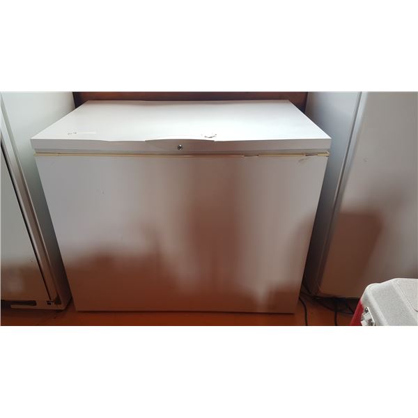 Chest Freezer 28" X 43" X 35" (Working --NO CONTENTS)