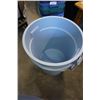 Image 2 : 2 GARBAGE CANS WITH LIDS