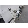 Image 2 : WHITE AND BLUE NO BRAND BIKE