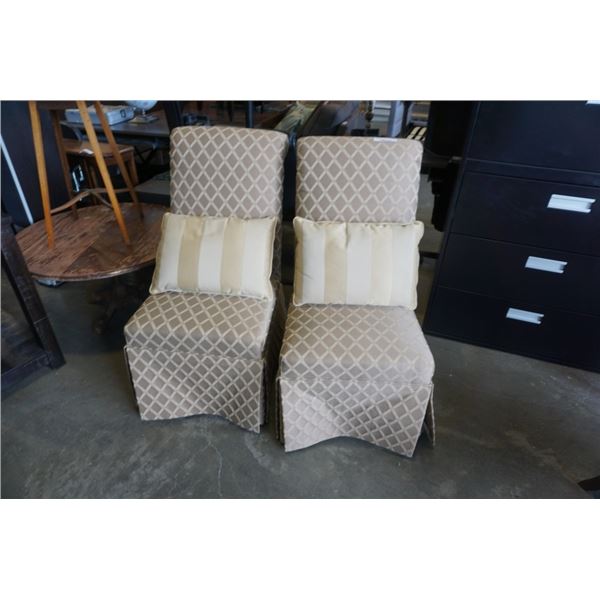 2 UPHOLSTERED CHAIRS WITH PILLOWS