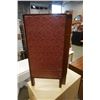 Image 3 : VINTAGE WOOD CASE OF THREAD AND SEWING ITEMS