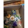 Image 2 : Tray of jewelry and buttons