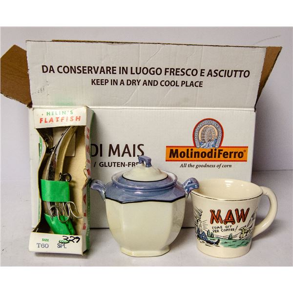 TRAY OF ASSORTED VINTAGE COLLECTABLES