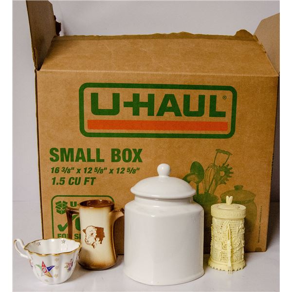 BOX OF ASSORTED VINTAGE GLASSWARE COLLECTIBLES