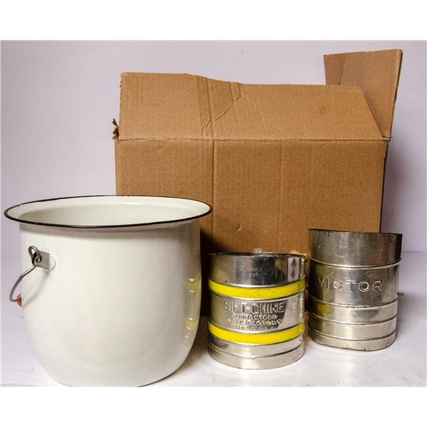 BOX OF ASSORTED VINTAGE ENAMEL WARE KITCHEN ITEMS