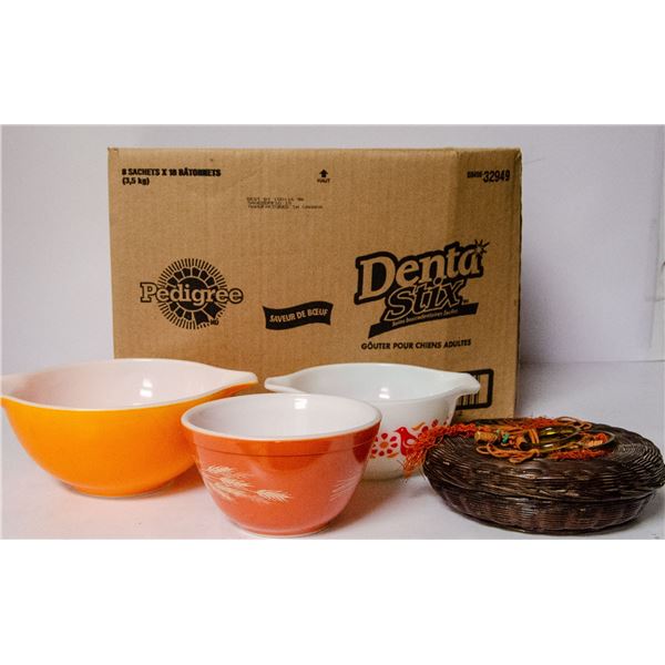 BOX OF ASSORTED VINTAGE PYREX AND GLASSWARE